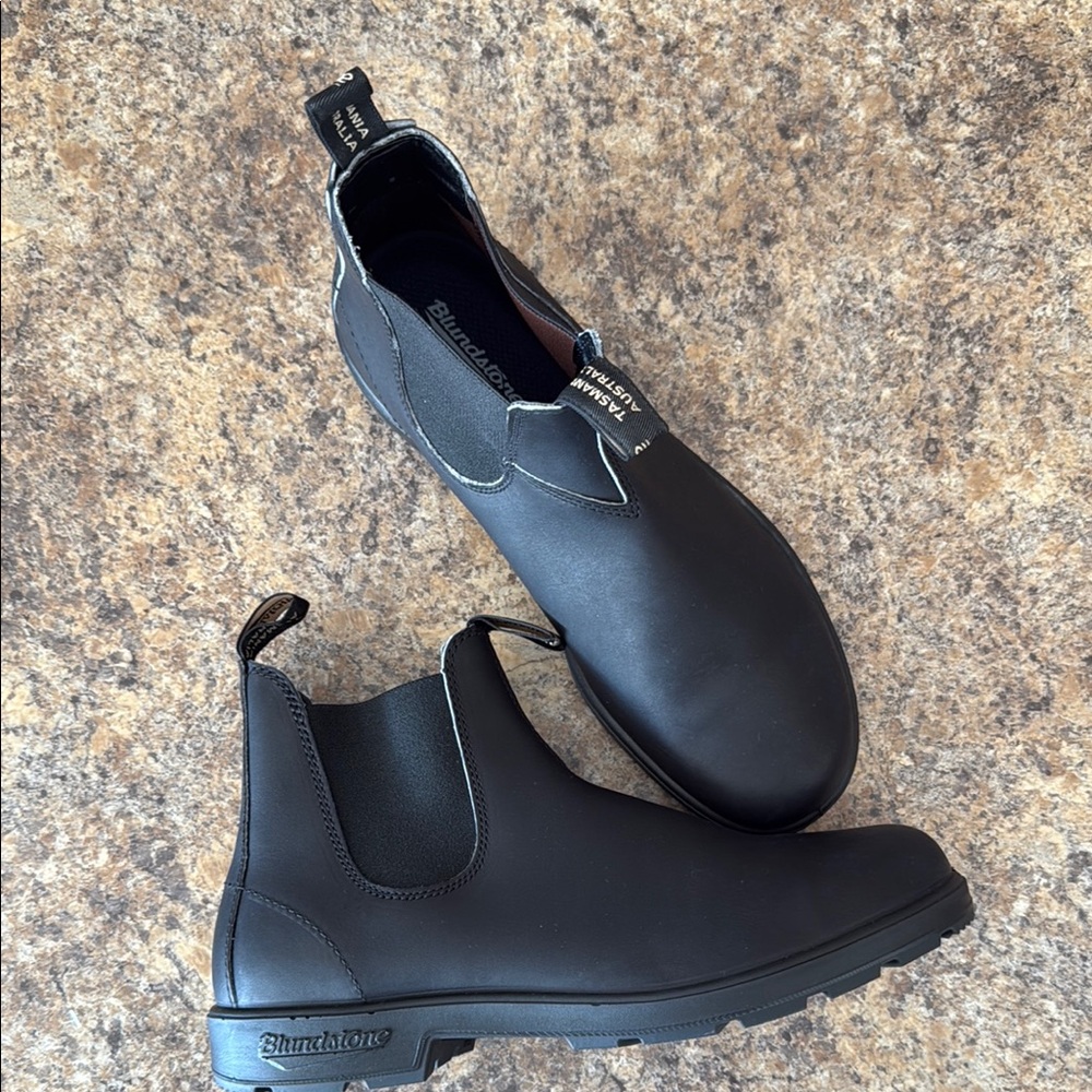 Blundstone Black Chelsea Boots with Elastic Panels